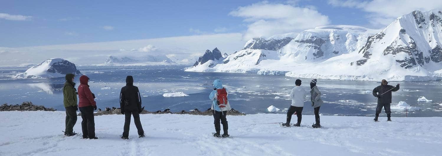 schiffsreise-antarktische-halbinsel-landschaft-mit-menschen-oceanwide